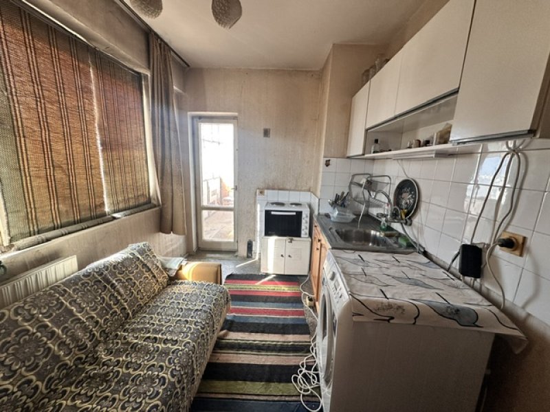 Панелна гарсониера в кв.Разсадника