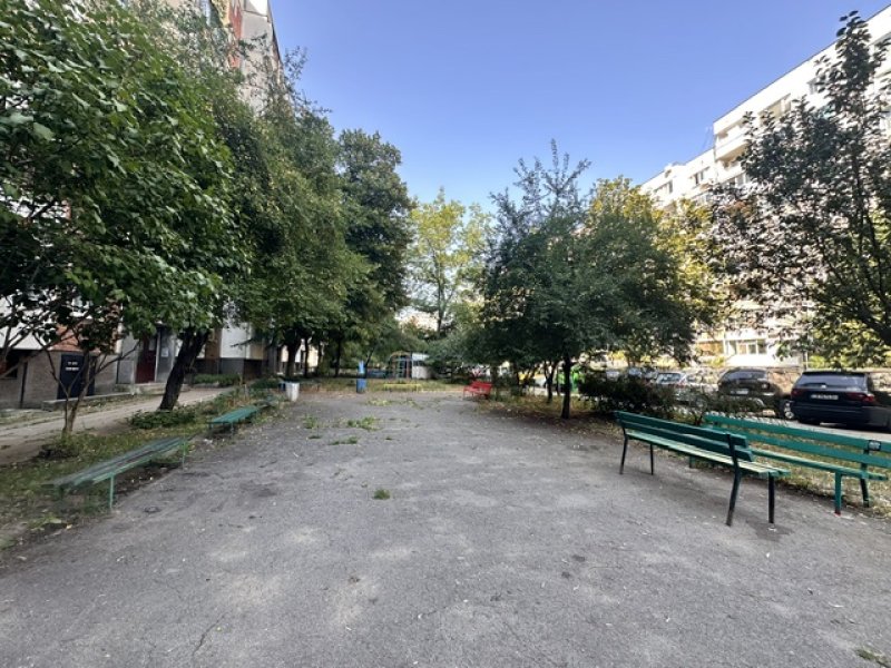Панелна гарсониера в кв.Разсадника